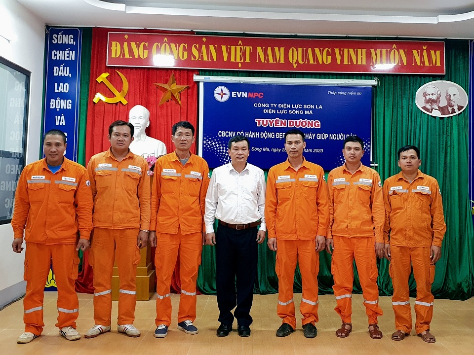 PC Sơn La: Biểu dương Tổ thi công vệ sinh hotline kịp thời chữa cháy xe ô tô cho người dân